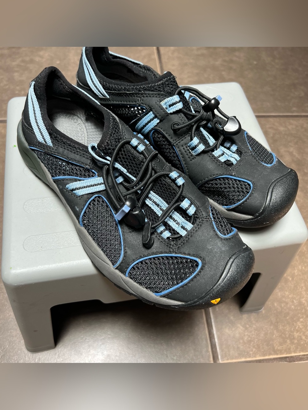 KEEN Woman’s Black and Blue w/mesh and elastic tie Hiking Sandal Water shoes 6.5 - Picture 2 of 6